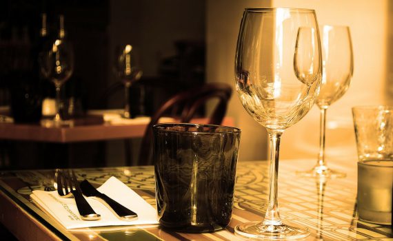 Table setting with wine glasses